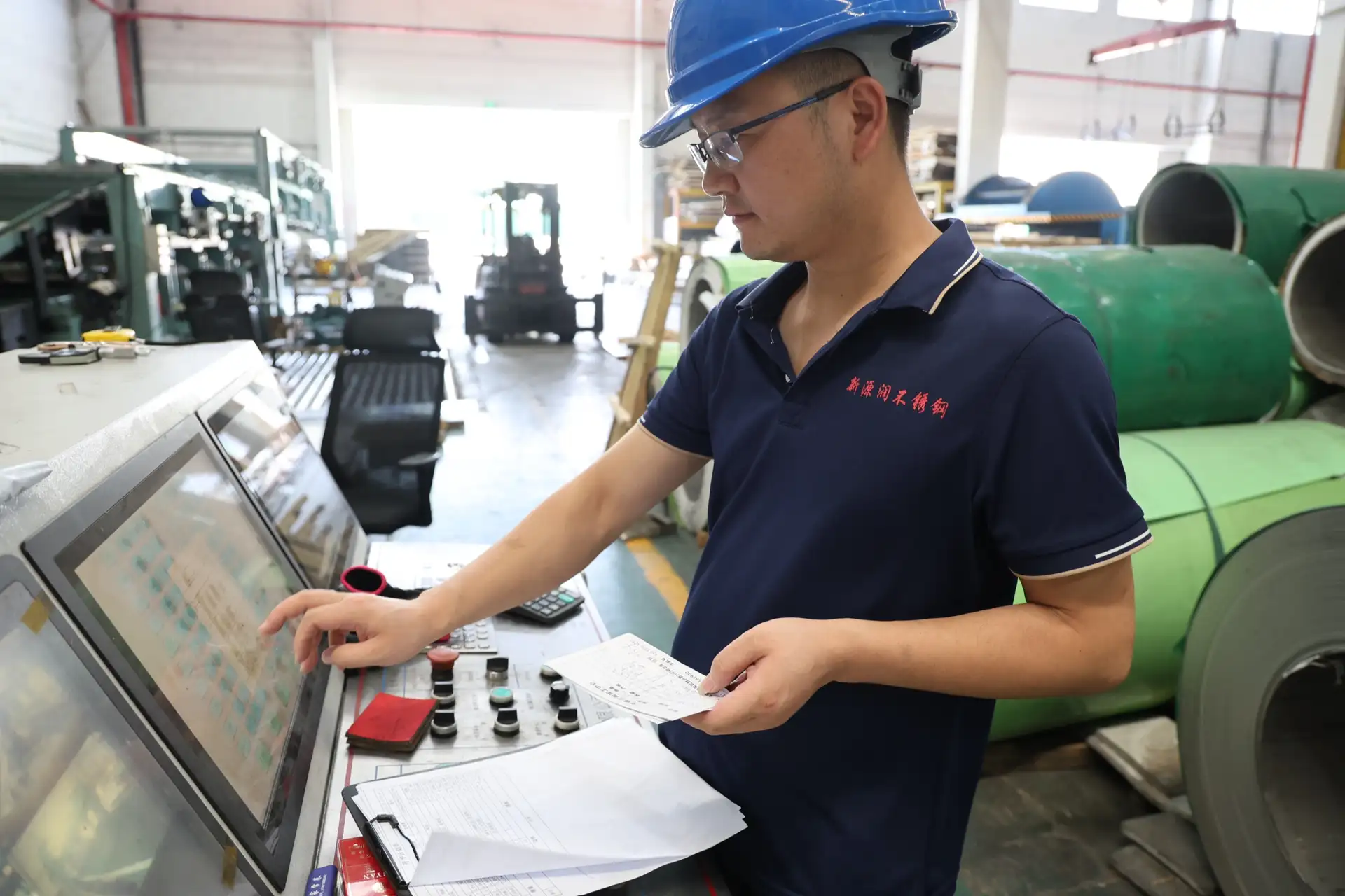 操作员在不锈钢开平设备控制台旁作业