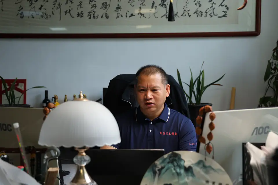 无锡新源润总经理身着工作服在办公室